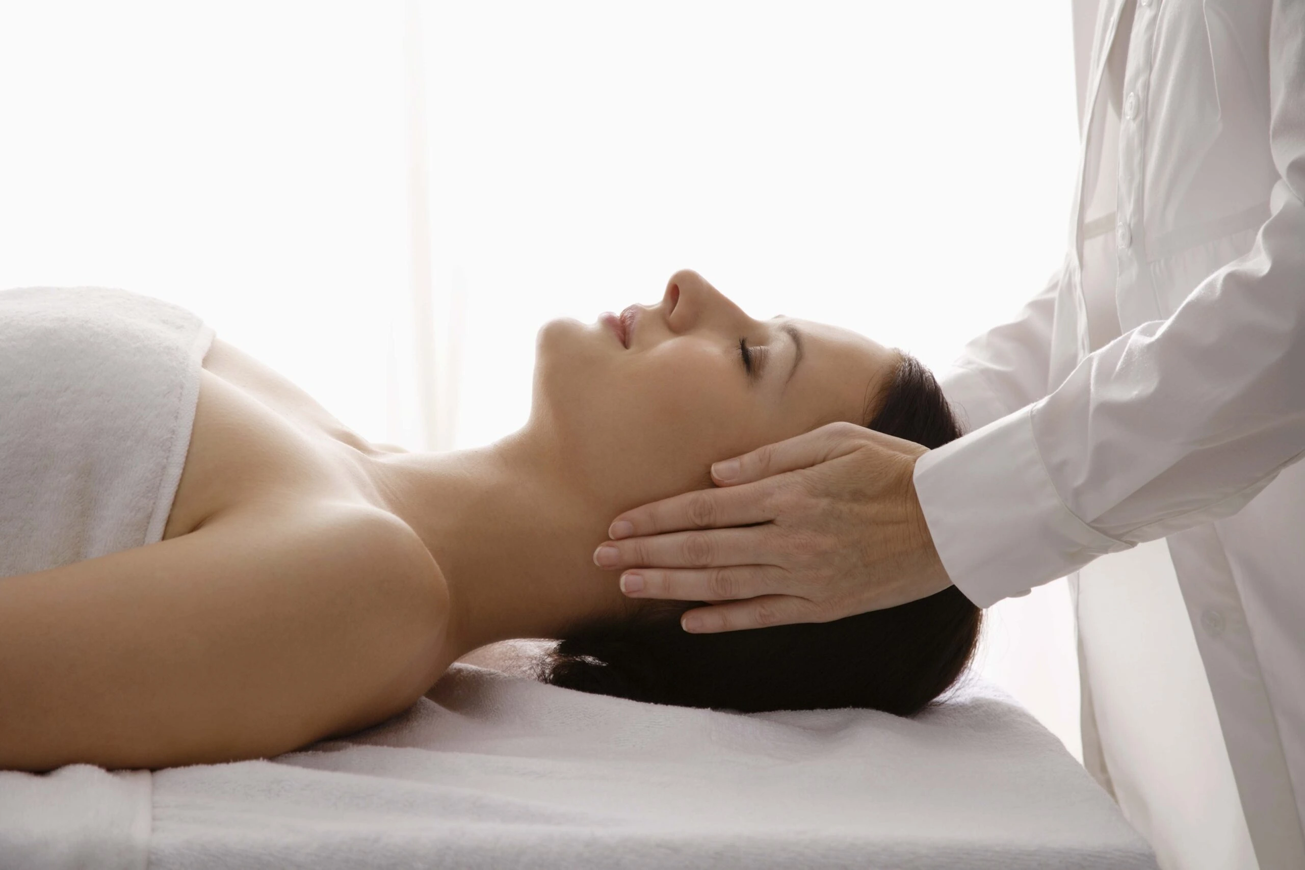 Chiropractor Springfield Illinois woman having a reiki massage therapy treatment